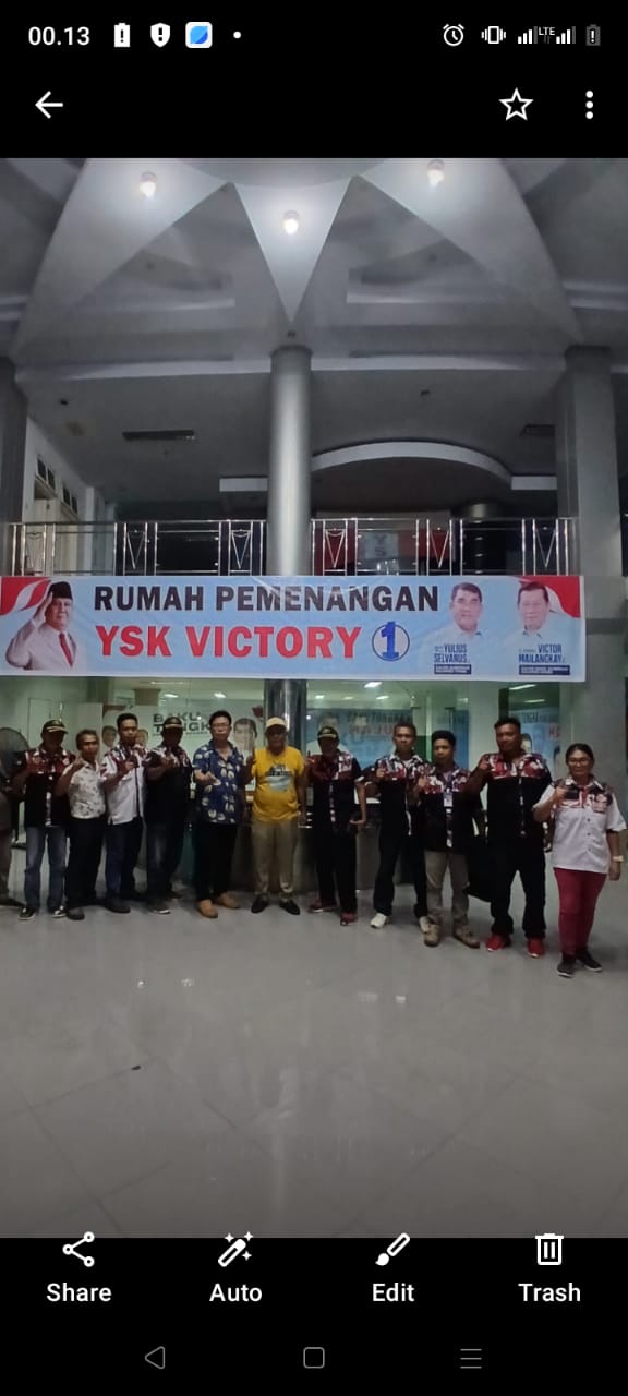 Pengurus LSM Barak Indonesia Sulawesi Utara saat berpose di rumah pemenangan ysk-victory, foto barak sulut.com)